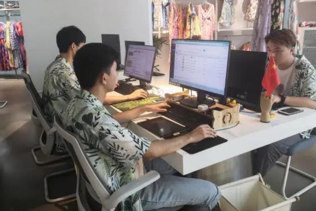 是什么改变了广州番禺服装产业传统的现状？